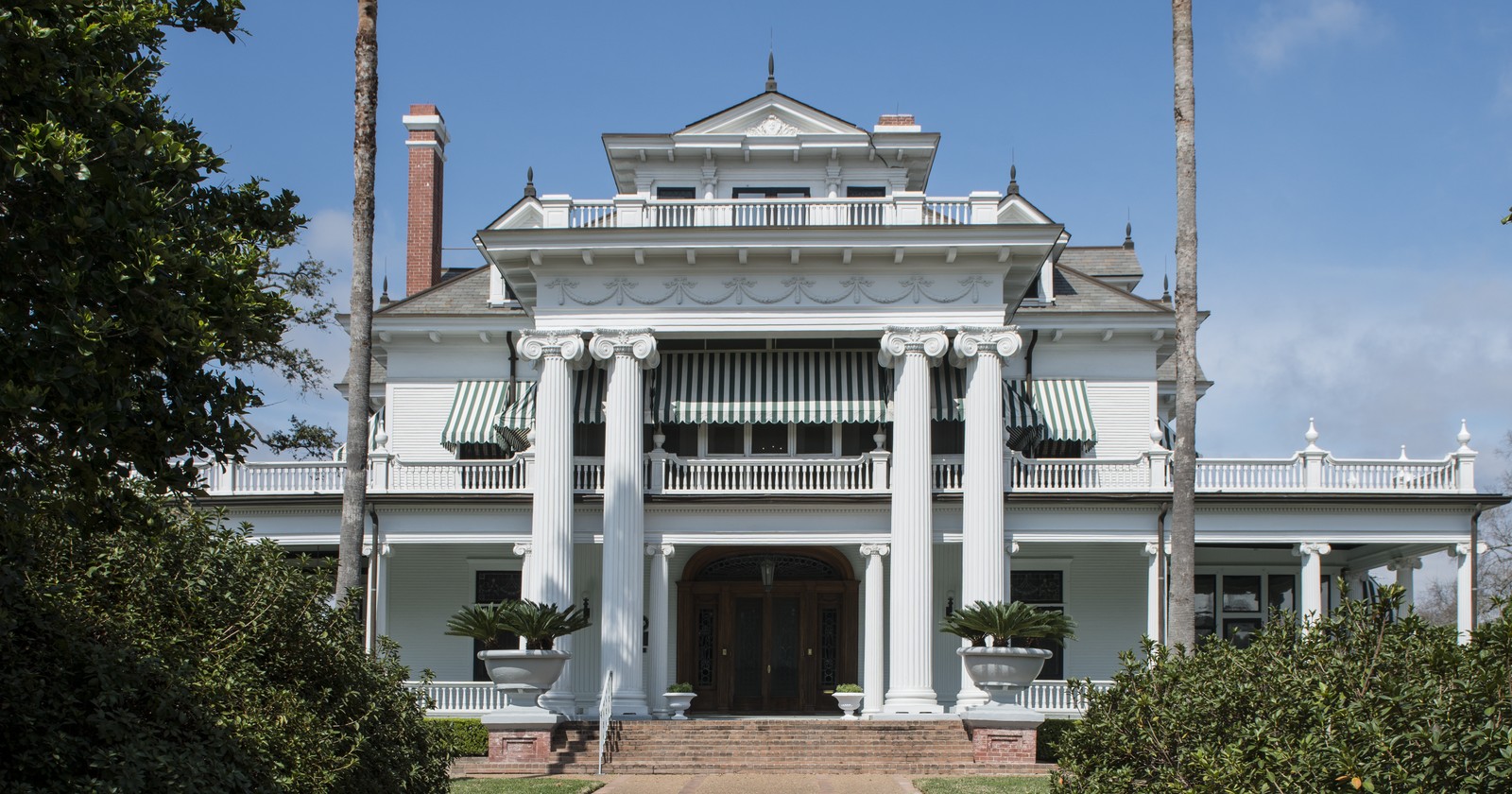 The McFaddin-Ward House on Calder Avenue in Beaumont, Texas, a 1906 Beaux-Arts Colonial Revival mansion open for free guided tours